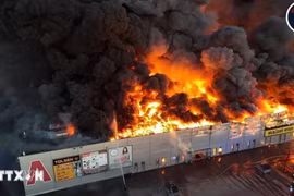 Un incendie s'est déclaré le 12 mai vers 04h00 dans un centre commercial dans la rue Marywilska, à Varsovie, en Pologne, où de nombreux Vietnamiens possèdent des stands commerciaux. Photo : VNA