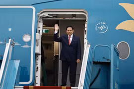 Le PM quitte Hanoi pour la réunion des dirigeants de l’ASEAN à Jakarta