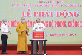 Le président Nguyên Xuân Phuc appelle à la force de la nation dans la lutte anti-COVID-19