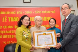 Remise de l'insigne des 85 ans de membre du Parti à l’épouse du secrétaire général Nguyen Van Linh