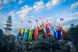 Un créateur de mode apporte des fleurs nationales de l'ASEAN à Ao Dai