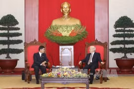Le secrétaire général Nguyen Phu Trong reçoit le maire de Vientiane