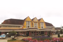 Le tourisme va bon train dans la gare la plus ancienne du Vietnam