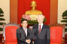 Les dirigeants vietnamiens reçoivent le vice-président laotien Phankham Viphavanh