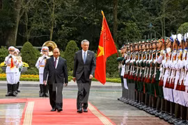 Le Premier ministre singapourien Lee Hsien Loong termine sa visite au Vietnam