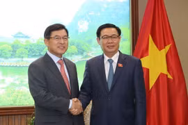 Le vice-Premier ministre Vuong Dinh Hue reçoit le dirigeant de Samsung au Vietnam