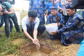  Cérémonie de réception de la terre sacrée du district de Truong Sa à l’esplanade de Xa Tac