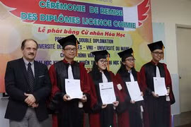 Remise des diplômes licence chimie français à des étudiants vietnamiens