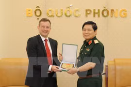 Le ministre de la Défense Ngô Xuân Lich reçoit l'ambassadeur de France