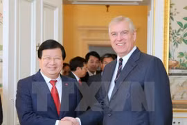 Le vice-Premier ministre Trinh Dinh Dung en visite officielle au Royaume-Uni