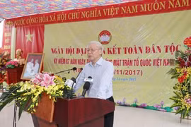 Le chef du Parti à la fête de grande union nationale au village culturel de Thuong Dien