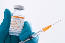 COVID-19 : Le secteur bancaire fait don de 160 milliards de dongs au Fonds d’achat des vaccins 