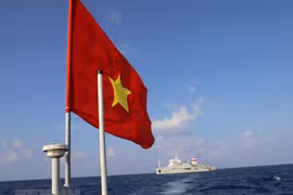 Le drapeau national sacré sur l'archipel de Truong Sa (Spratleys) 