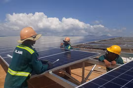 Le premier projet d’électricité solaire à Ninh Thuan raccordé au réseau national