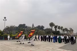 Les dirigeants de Ho Chi Minh-Ville rendent hommage aux héros morts pour la Patrie