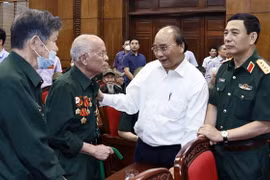 Nguyen Xuan Phuc rend hommage aux morts pour la Patrie dans la province de Diên Biên