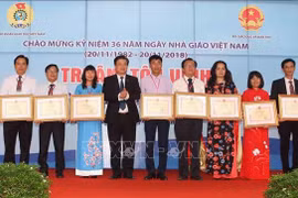 Célébrations de la Journée des enseignants vietnamiens dans l'ensemble du pays