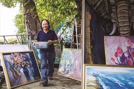 Le vieux peintre du pont Long Biên