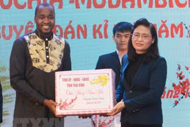 Cadeaux du Tet traditionnel aux étudiants laotiens, cambodgiens et mozambicains à Thai Binh