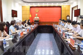 Echanger des informations sur la mission consulaire à Ninh Binh