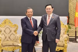 Vuong Dinh Hue rencontre le ministre lao des Télécommunications et de la Communication