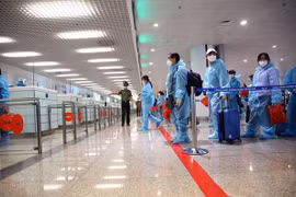 Suspension temporaire des entrées de passagers dans les aéroports de Tan Son Nhat et de Noi Bai