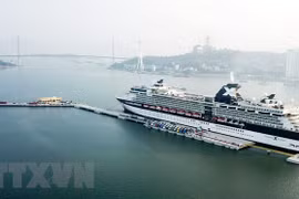 Le port international des paquebots croisières de Hon Gai accueille son premier navire 