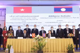 Le Vietnam et le Laos s’engagent à booster leur commerce frontalier