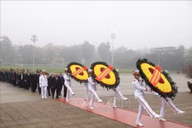 90e anniversaire de la fondation du Parti: hommage au Président Hô Chi Minh