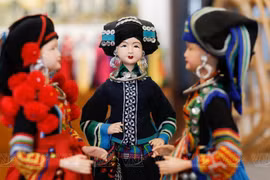 Le peintre Nguyen Hoang Anh se passionne pour la confection des costumes ethniques pour poupées