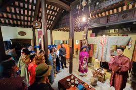 Des Ao Dai de la dynastie des Nguyen en exposition à Thua Thien-Hue