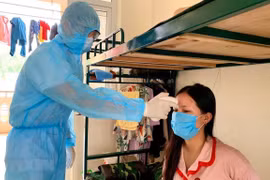 COVID-19: examen des travailleurs ayant eu des contacts avec des personnes contaminées