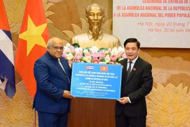 Remise des cadeaux de l'Assemblée nationale du Vietnam à son homologue de Cuba