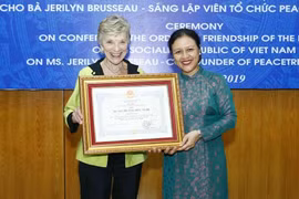 Remise de l’Ordre d’amitié à la fondatrice de l'organisation "Peace Trees Vietnam"