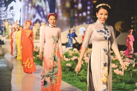 Le spectacle "Quintessence de l'Ao dai vietnamien" à Hanoï