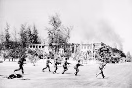 Célébration de la victoire de la défense de la frontière du Sud-Ouest à Binh Phuoc