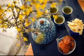 La coutume de déguster du thé et des fruits confits pendant le Têt des Vietnamiens