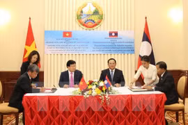 Activités du vice-Premier ministre Trinh Dinh Dung au Laos