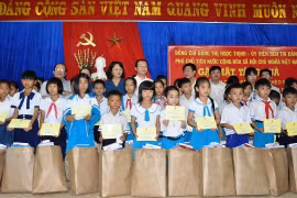 Dang Thi Ngoc Thinh remet des cadeaux à des familles pauvres du Centre