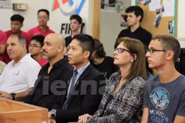 Des lycéens vietnamiens apprennent la robotique en Israël