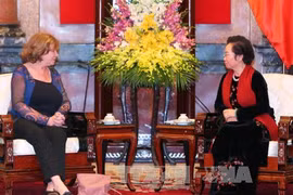 La présidente du groupe interparlementaire d’amitié France-Vietnam reçue par Nguyen Thi Doan