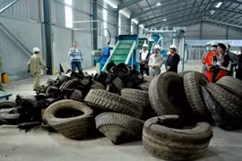 Une usine de briques de caoutchouc de pneus d’automobiles voit le jour au Vietnam