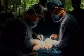 Succès d’un acte chirurgical rarissime à Hô Chi Minh-Ville
