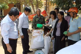 Distribution de riz pour les ethnies minoritaires à Dak Lak