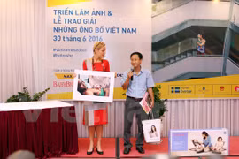 Remise des prix du concours de photo ​"Les pères vietnamiens​"