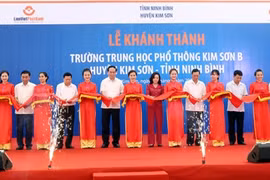 Le chef de l’État à la cérémonie d’inauguration des lycées à Ninh Binh