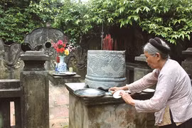 Les deux gardiens d’un tombeau royal millénaire à Ninh Binh