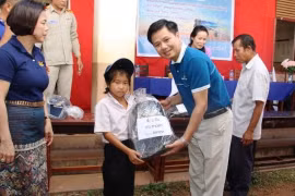 Vietnam Airlines : remise de bourses scolaires à des enfants handicapés laotiens