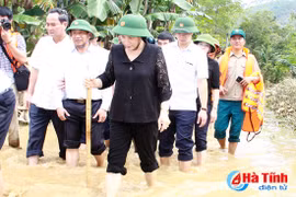 Crues: Nguyen Thi Kim Ngan rend visite à des sinistrés de Ha Tinh 