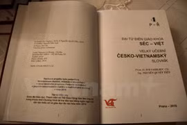 Publication du 4e volume du Grand Dictionnaire tchèque-vietnamien